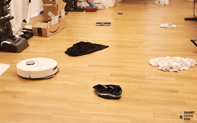 Der Dreame L10s Pro Ultra Heat umfährt im Test flache Objekt in der Wohnung.